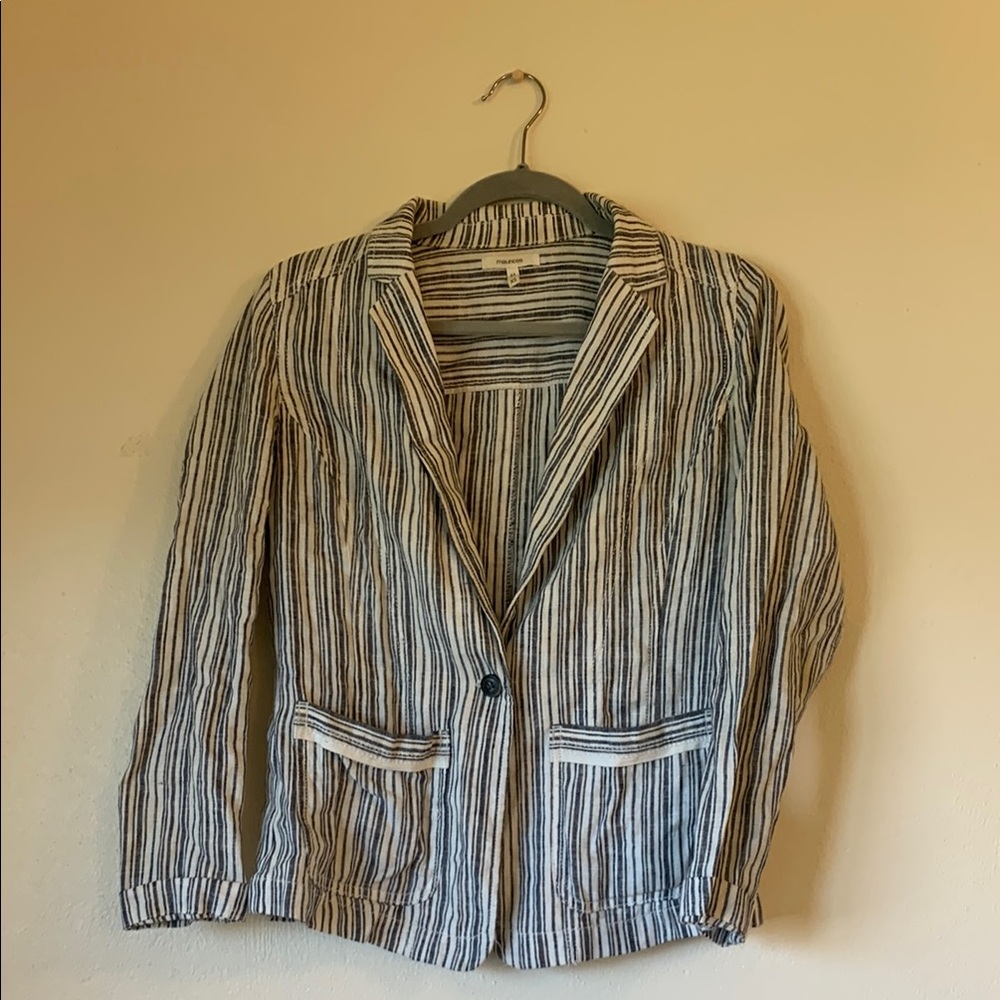 Maurice’s Gray Pinstriped Blazer with Notched Lapel and Textured Fabric